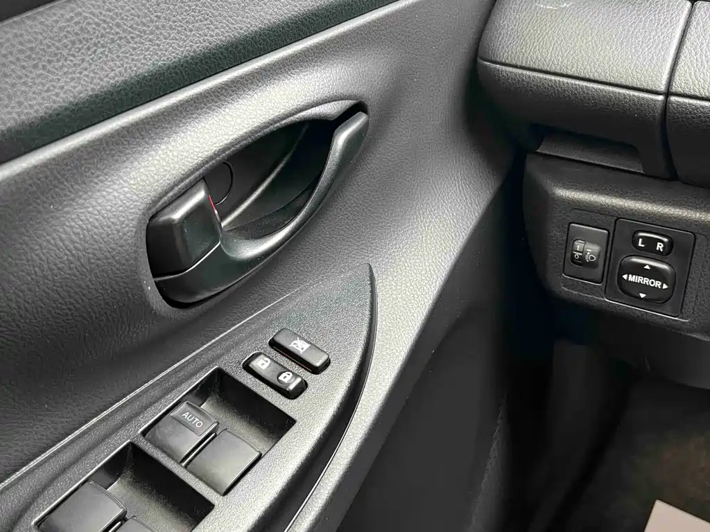 Toyota Yaris L 2022 — фото 12