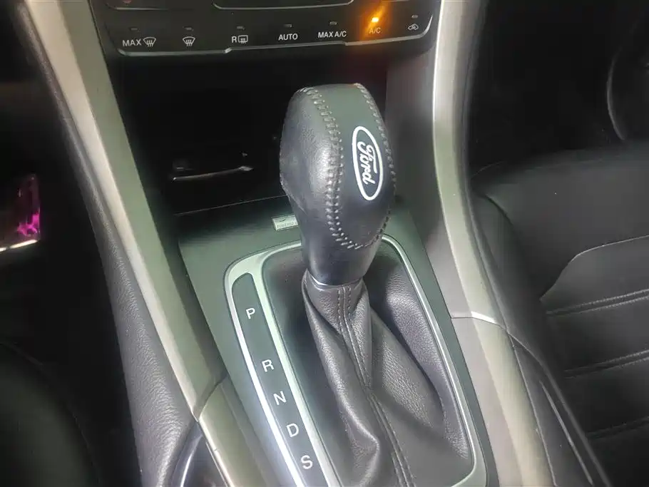 Ford Mondeo 2013 — фото 16