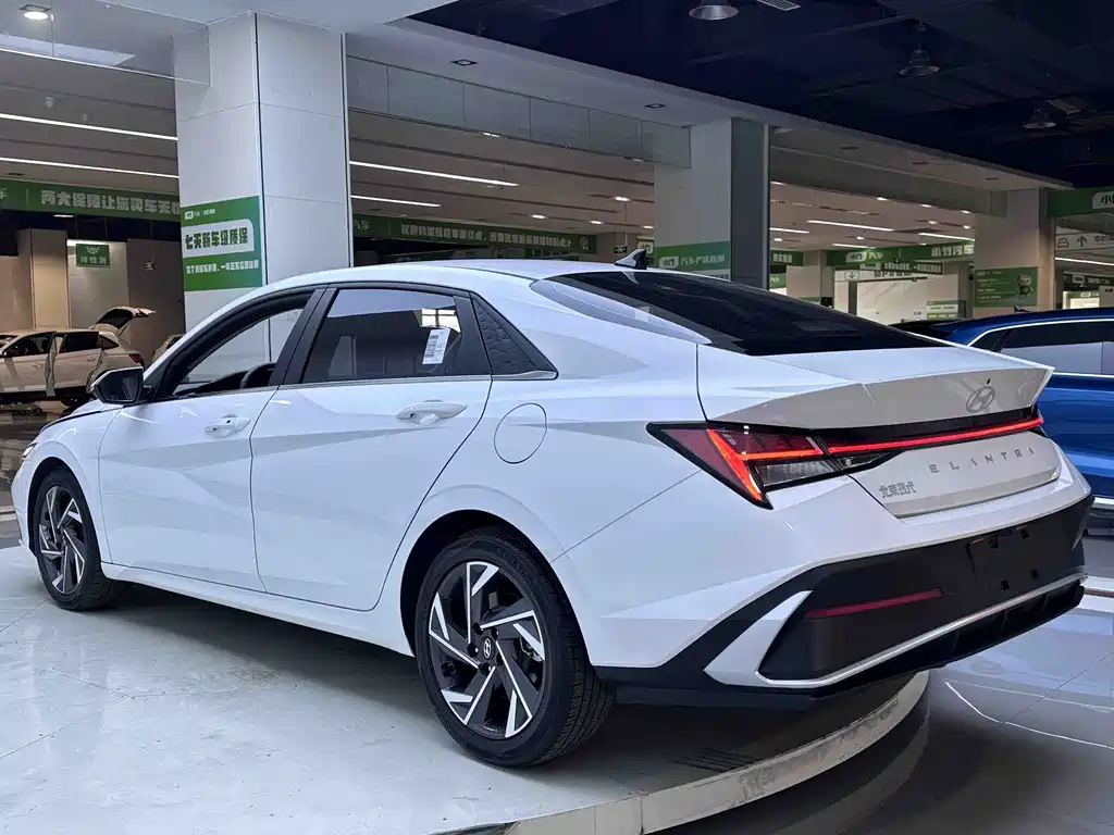 Hyundai Elantra 2023 — фото 3