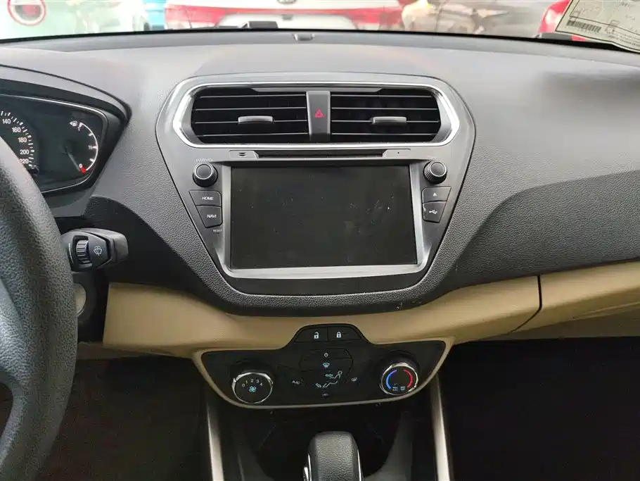 Ford Escort 2016 — фото 13