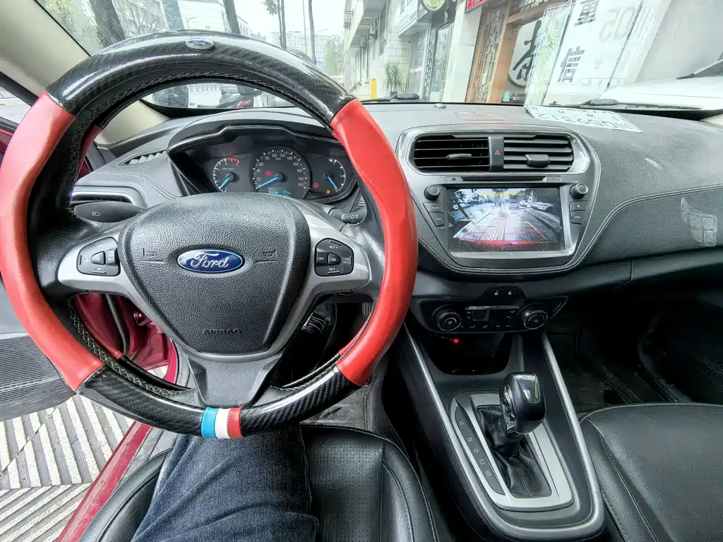 Ford Escort 2016 — фото 13