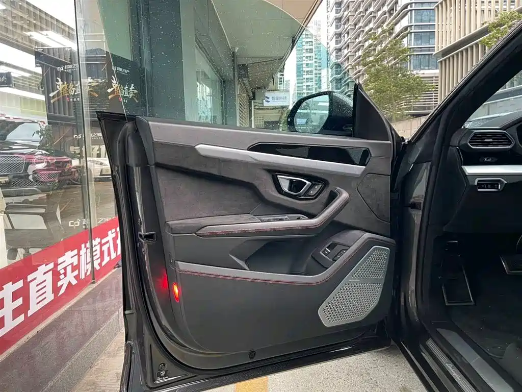 Lamborghini Urus 2018 — фото 10