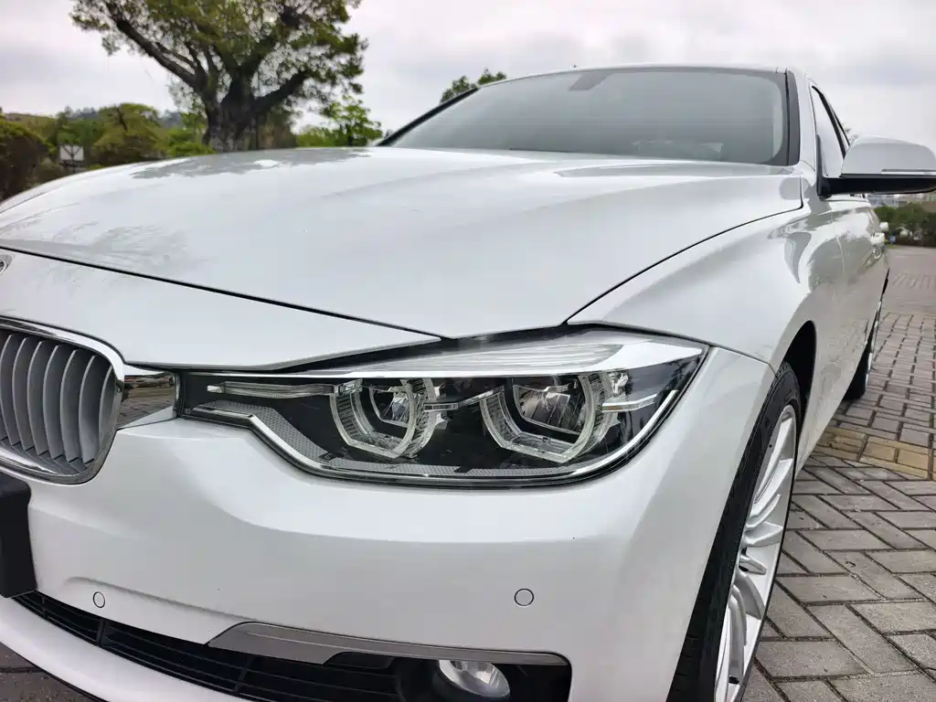 BMW 3 Series 2018 — фото 16