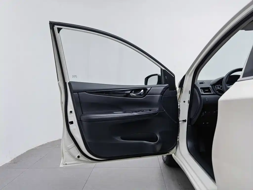 Nissan Tiida 2017 — фото 8