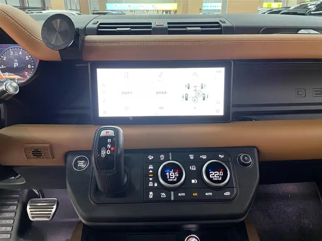 Land Rover Defender 2021 — фото 14