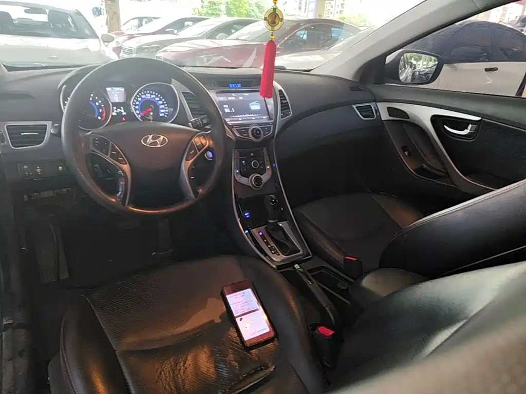 Hyundai Elantra 2017 — фото 10