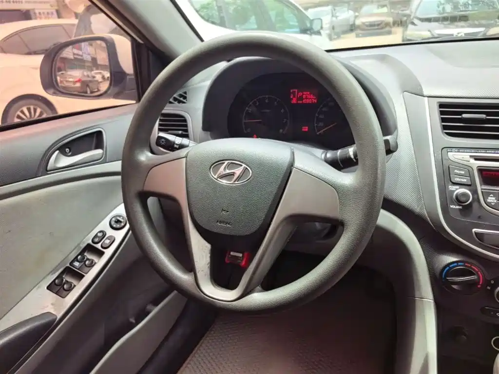 Hyundai Verna 2017 — фото 11
