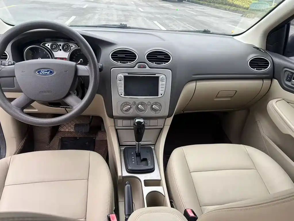 Ford Focus 2012 — фото 11