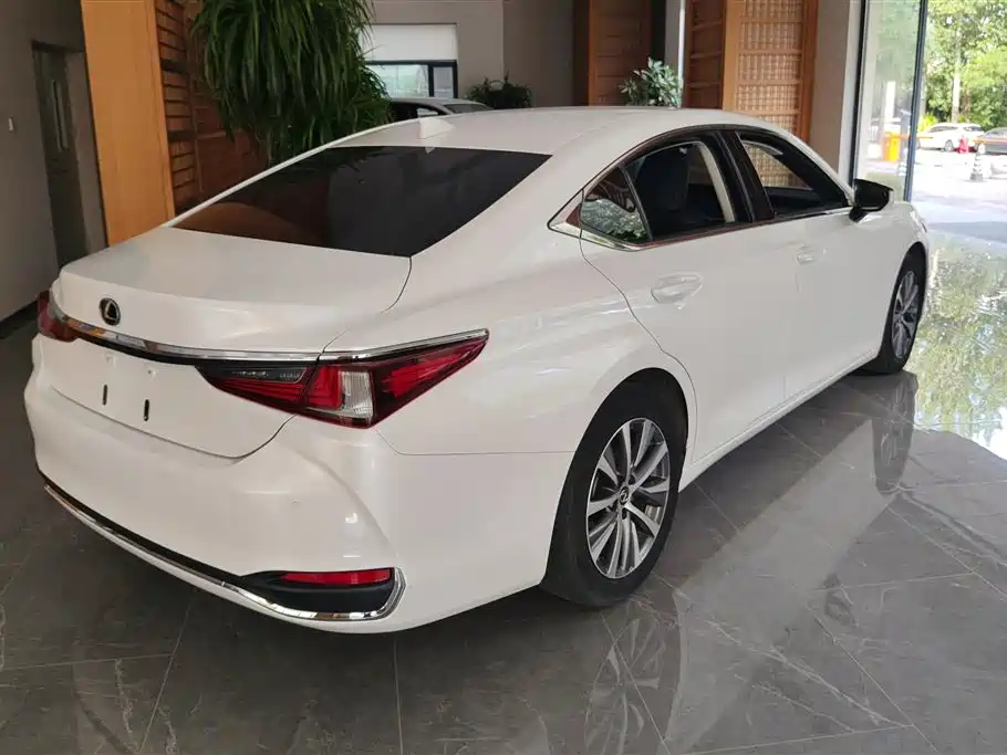 Lexus ES 2020 — фото 3