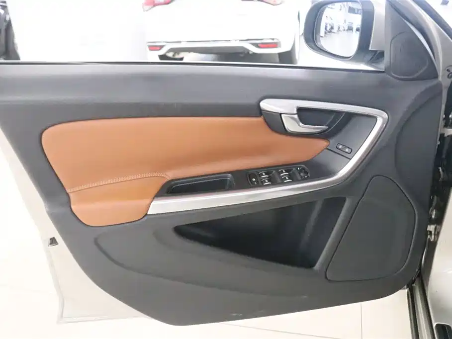 Volvo S60 2017 — фото 10