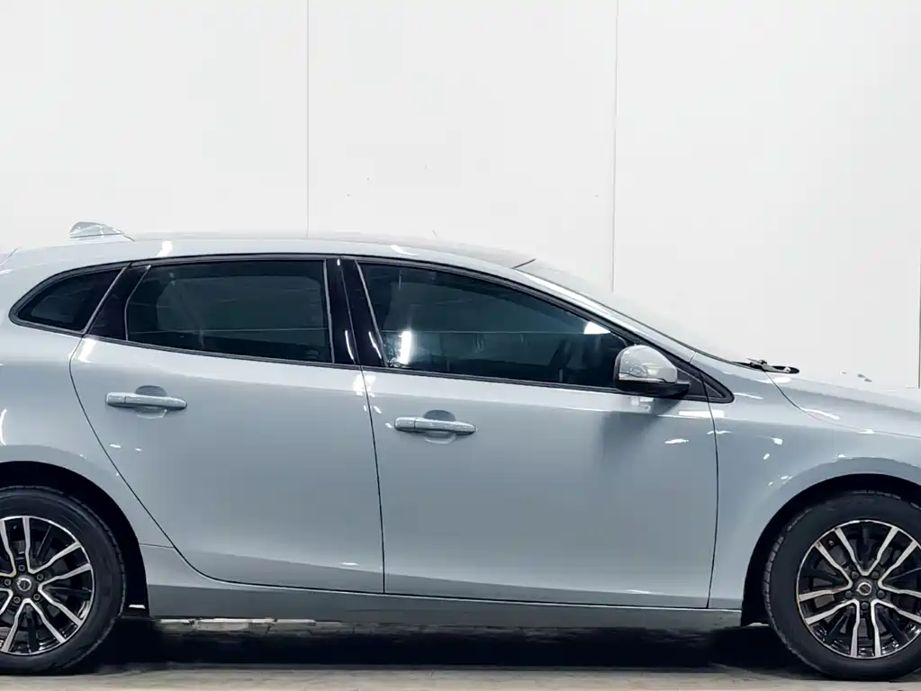 Volvo V40 2016 — фото 8