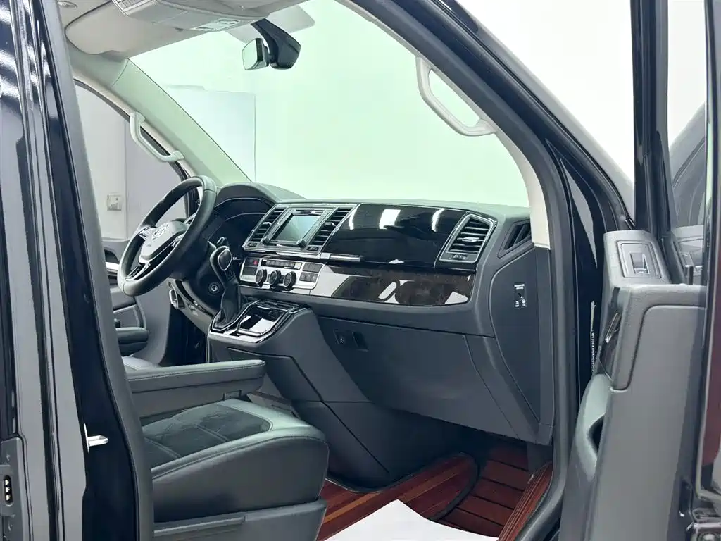 Volkswagen Multivan 2018 — фото 11