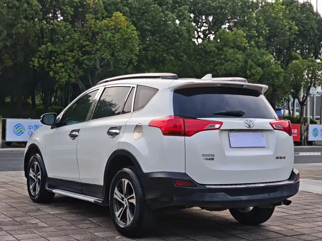 Toyota RAV4 2016 — фото 8