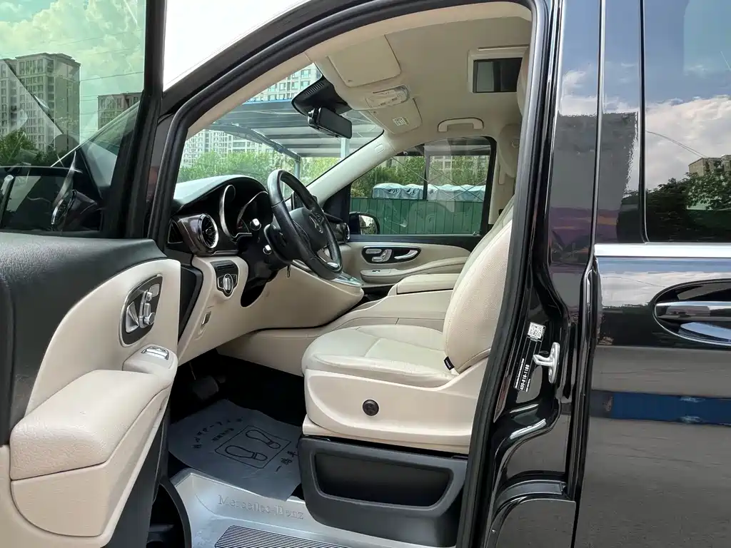 Mercedes-Benz V-Class 2022 — фото 13