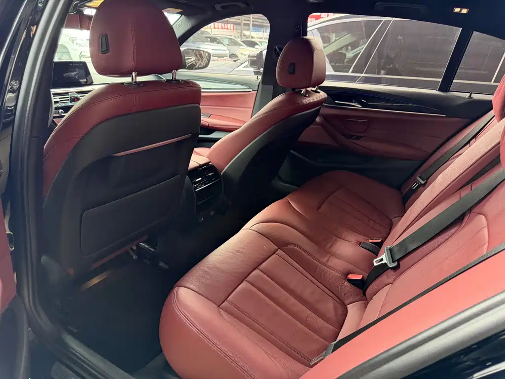 BMW 5 Series 2019 — фото 9