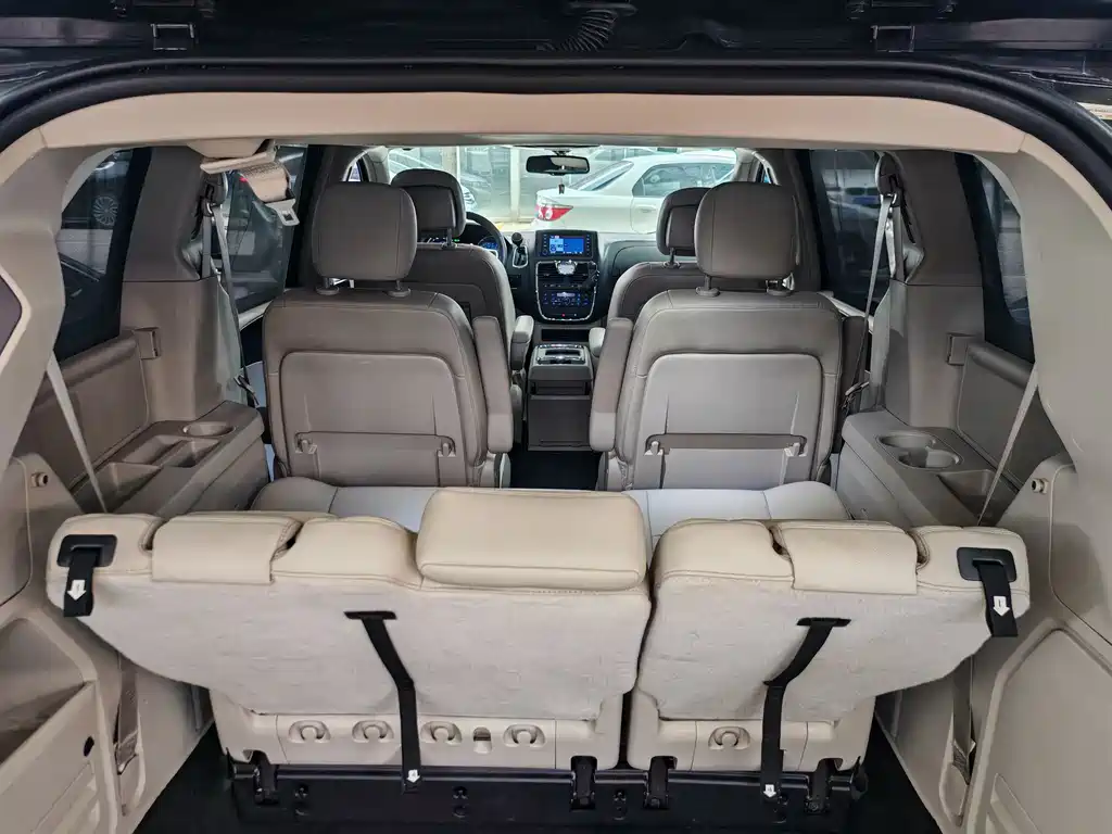 Chrysler Grand Voyager 2017 — фото 13