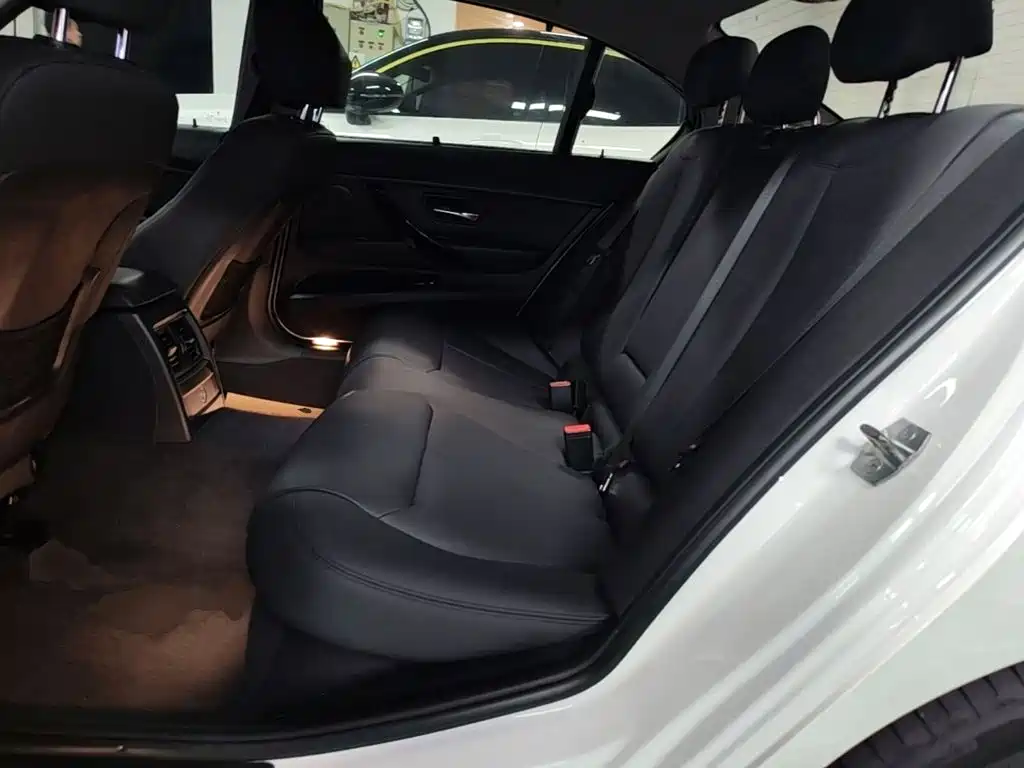 BMW 3 Series 2017 — фото 17