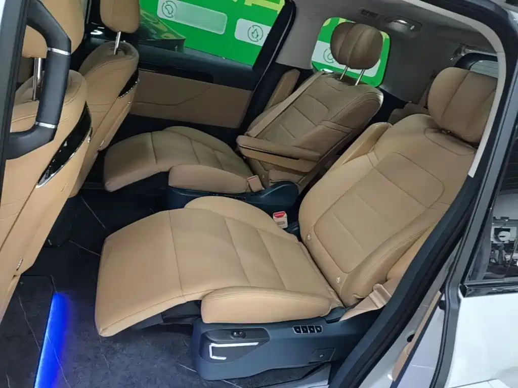 GAC Motor E8 PHEV 2024 — фото 17