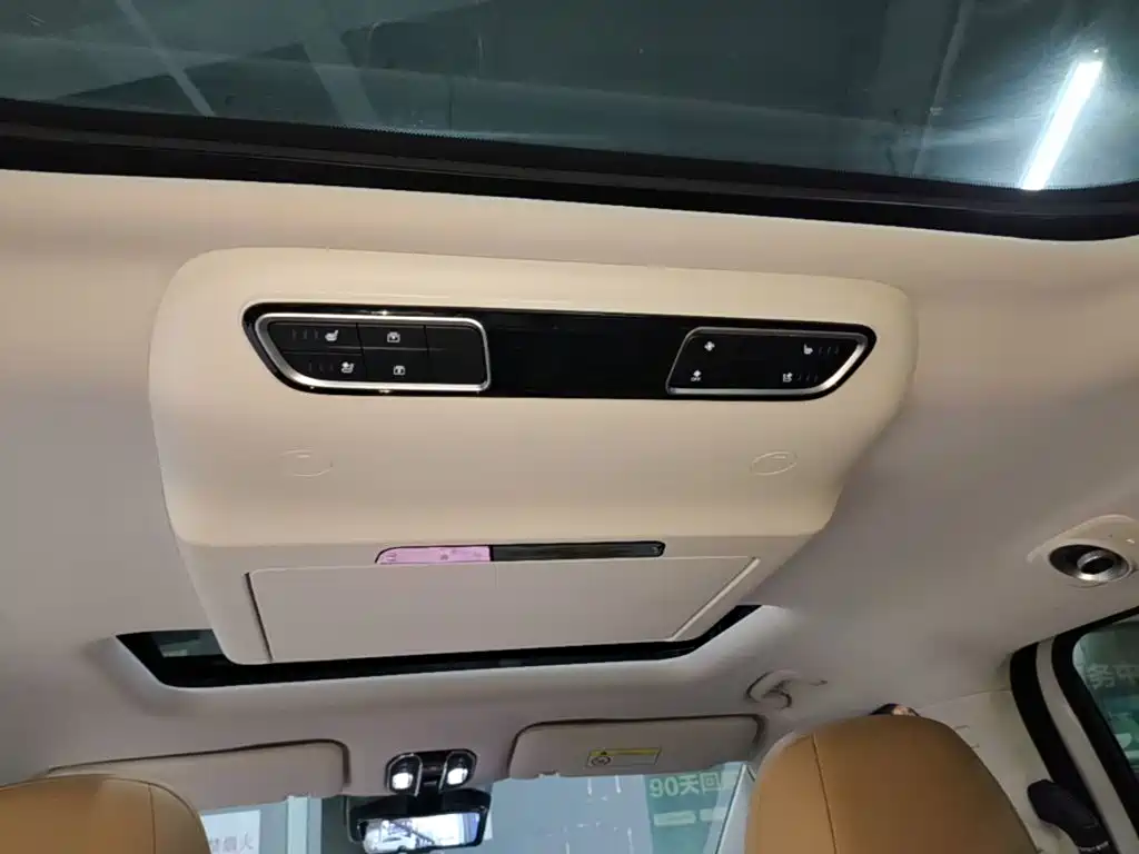 GAC Motor E8 PHEV 2024 — фото 18
