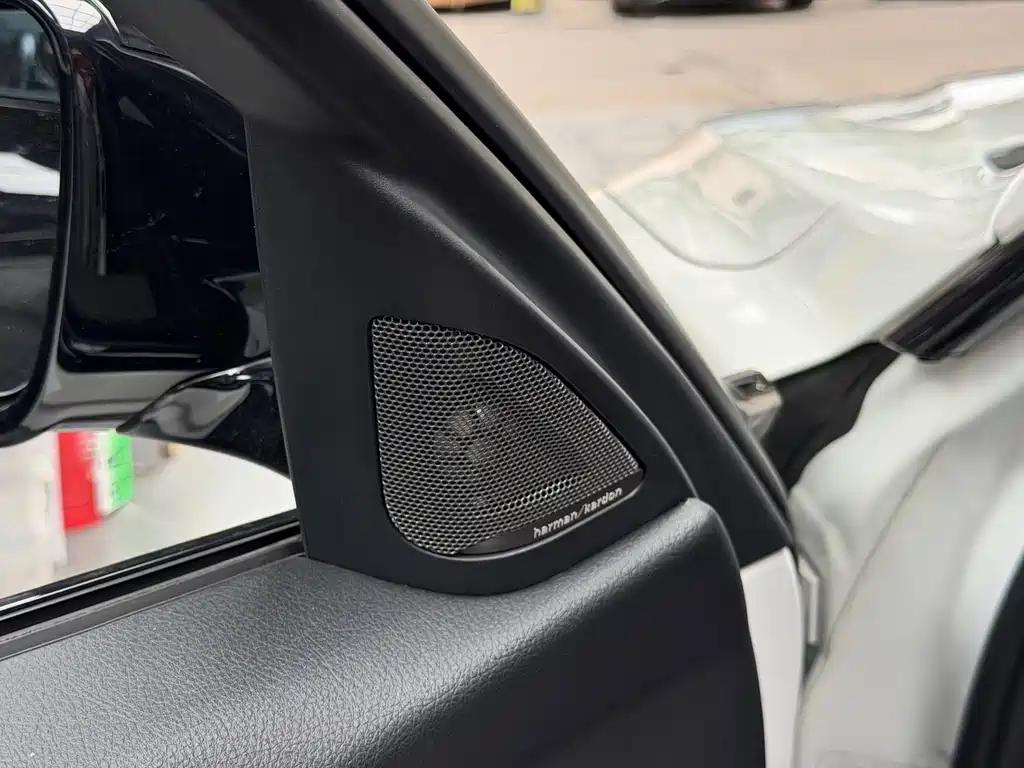 BMW 3 Series 2019 — фото 11