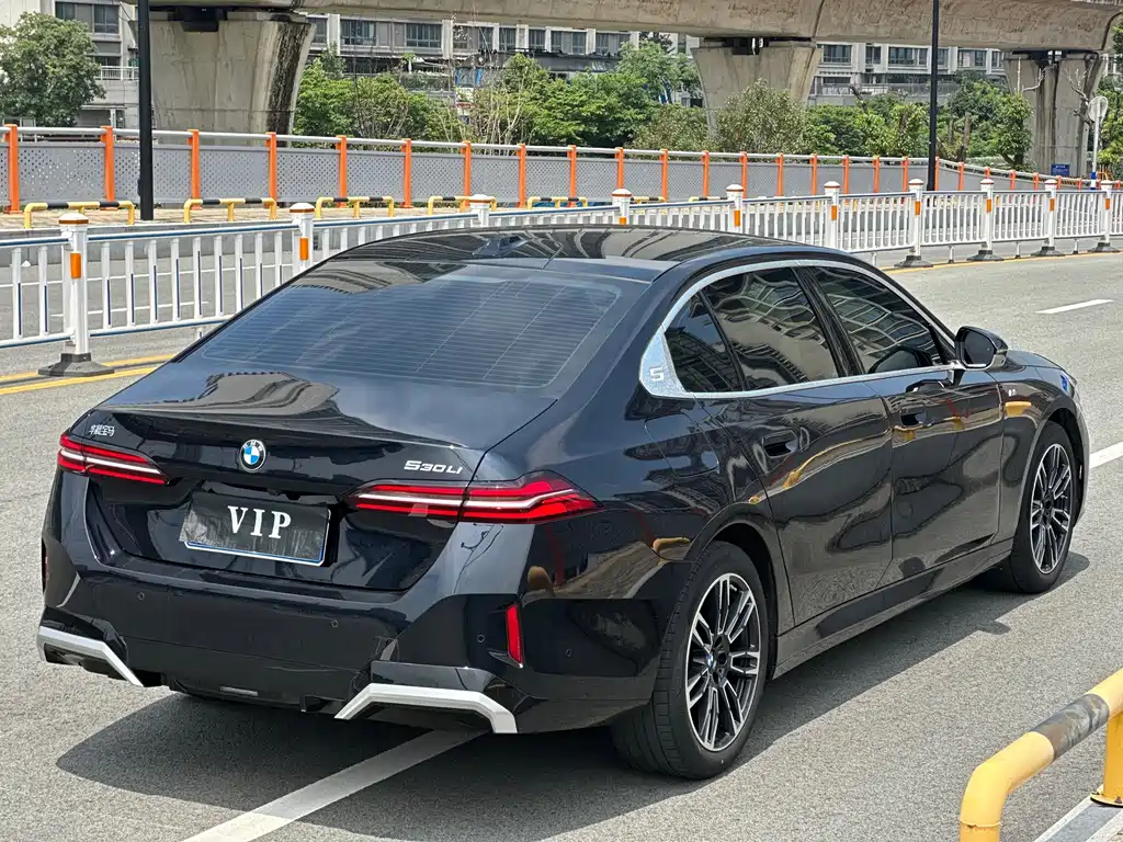 BMW 5 Series 2025 — фото 13