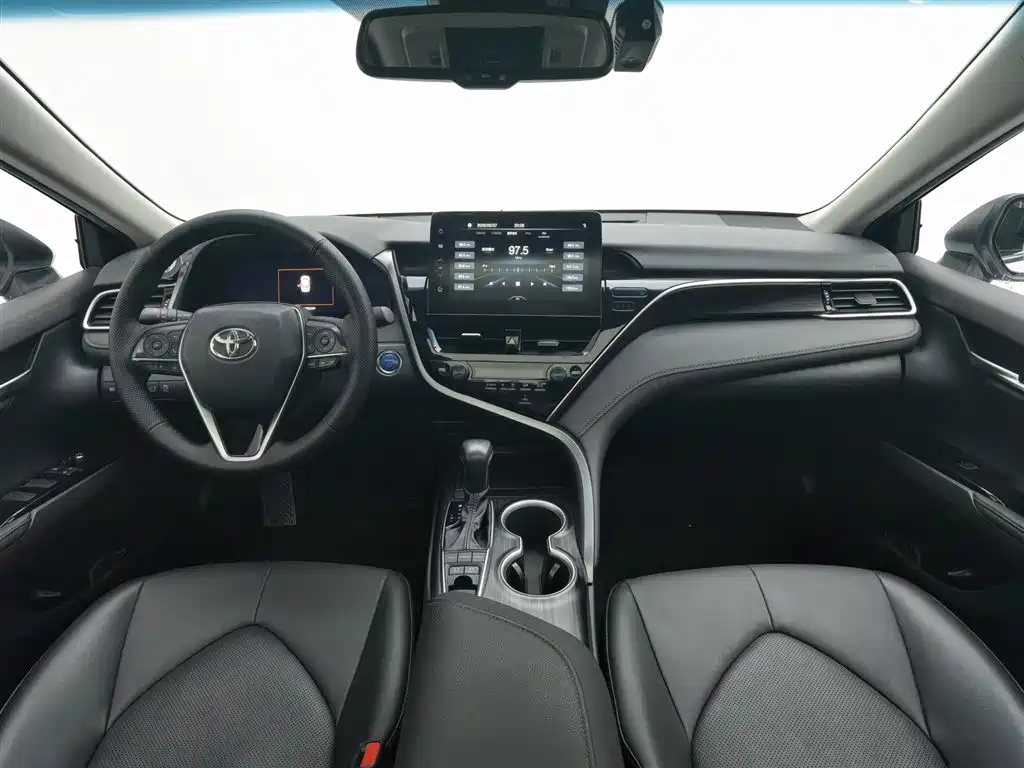 Toyota Camry 2023 — фото 5