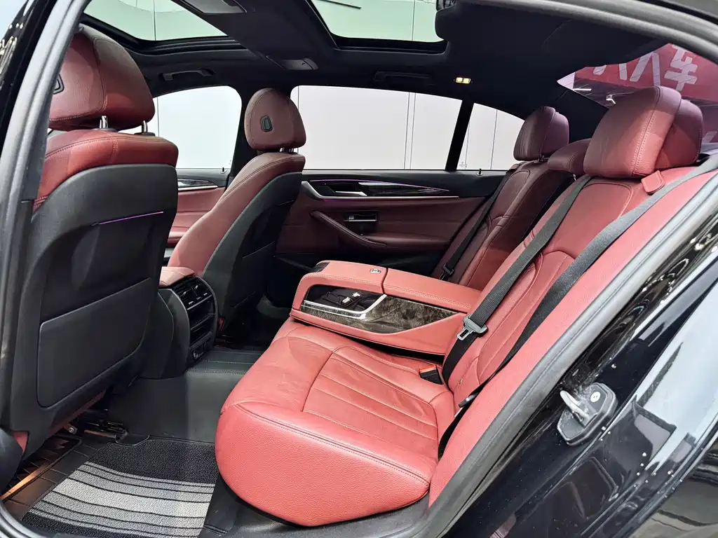 BMW 5 Series 2018 — фото 10