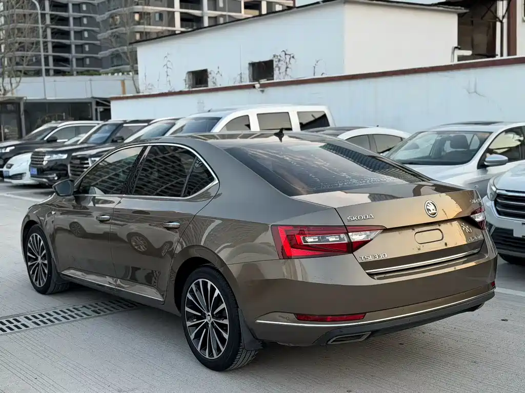 Skoda Superb 2018 — фото 9