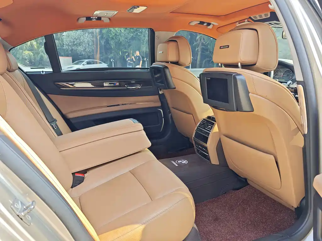 BMW 7 Series 2010 — фото 11