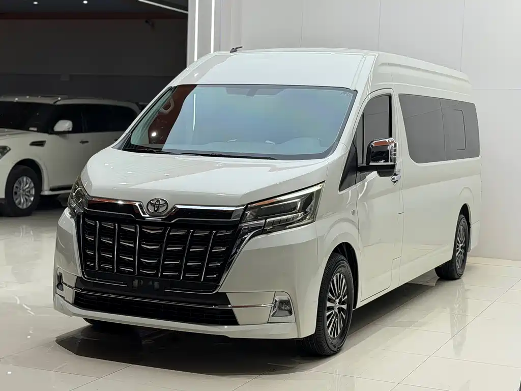 Toyota Hiace 2023 — фото 2