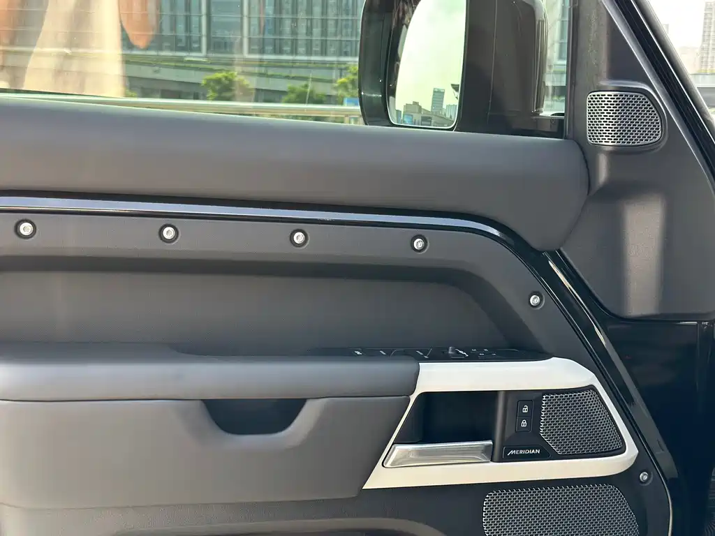Land Rover Defender 2024 — фото 18