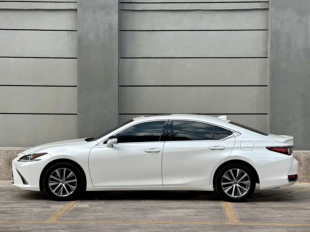 Lexus ES 2020 — фото 7