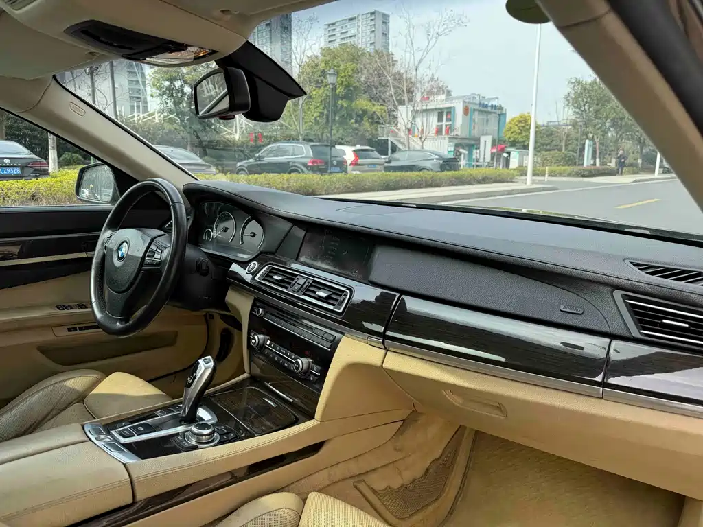 BMW 7 Series 2009 — фото 16