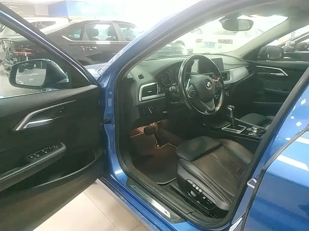 BMW 1 Series 2018 — фото 16