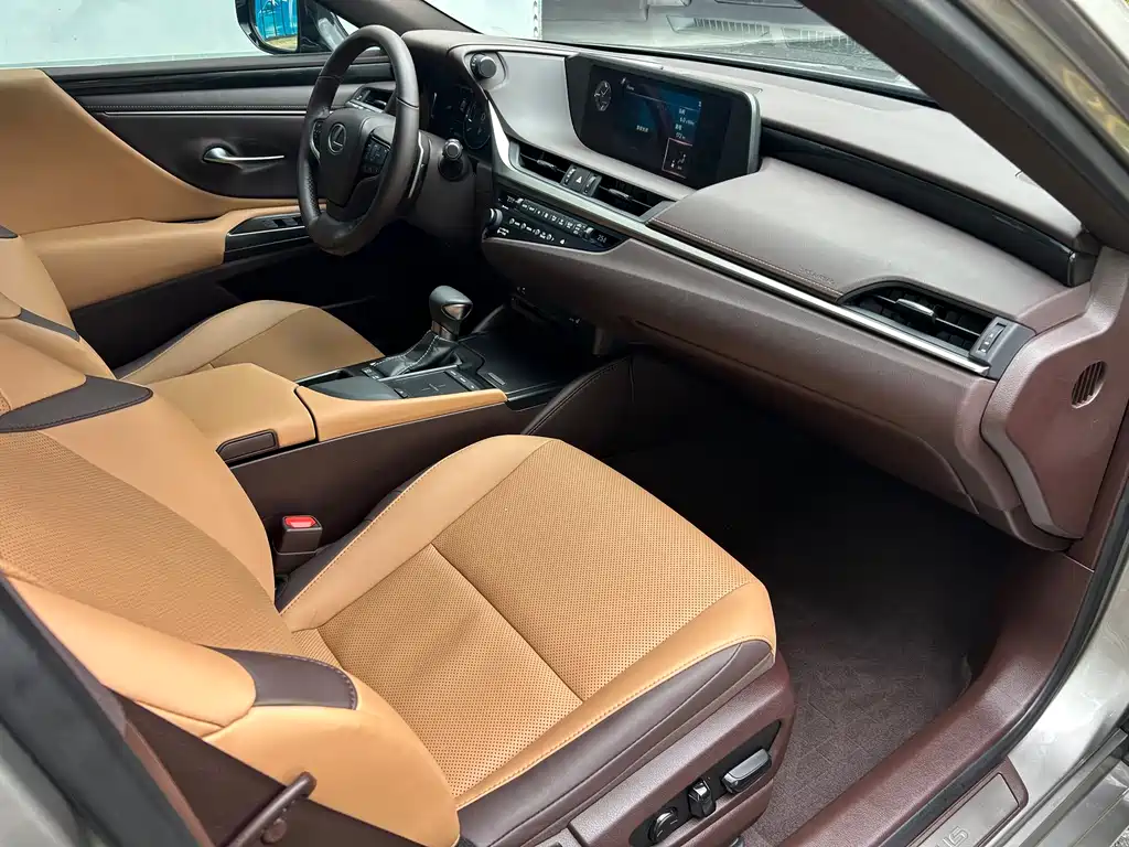 Lexus ES 2019 — фото 12