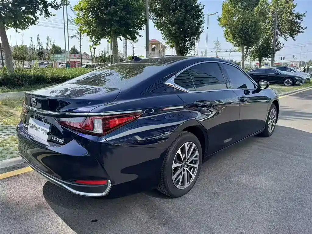 Lexus ES 2020