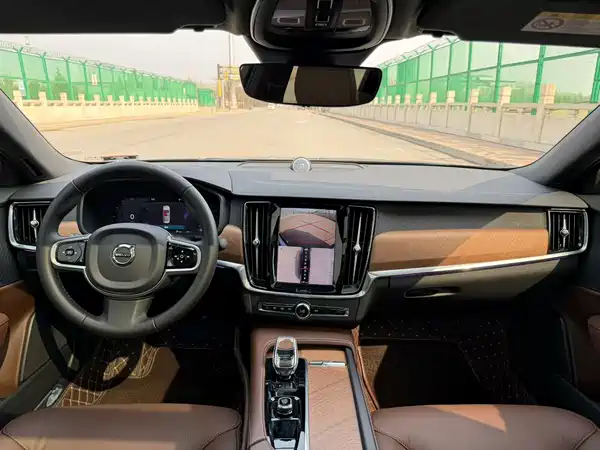 Volvo S90 2025
