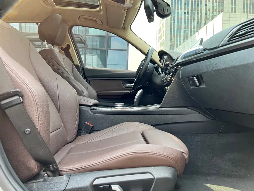 BMW 3 Series 2019 — фото 18