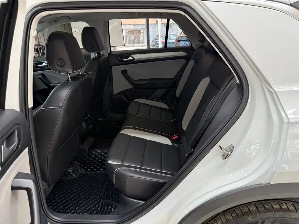 Volkswagen T-Roc 2023 — фото 18