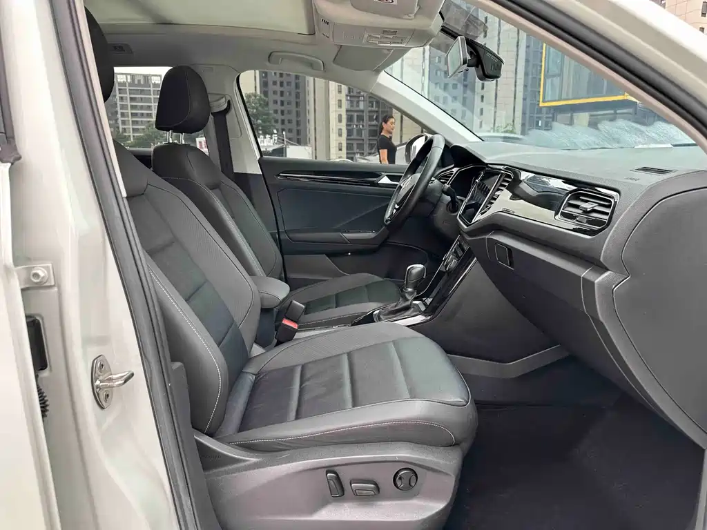 Volkswagen T-Roc 2023 — фото 18