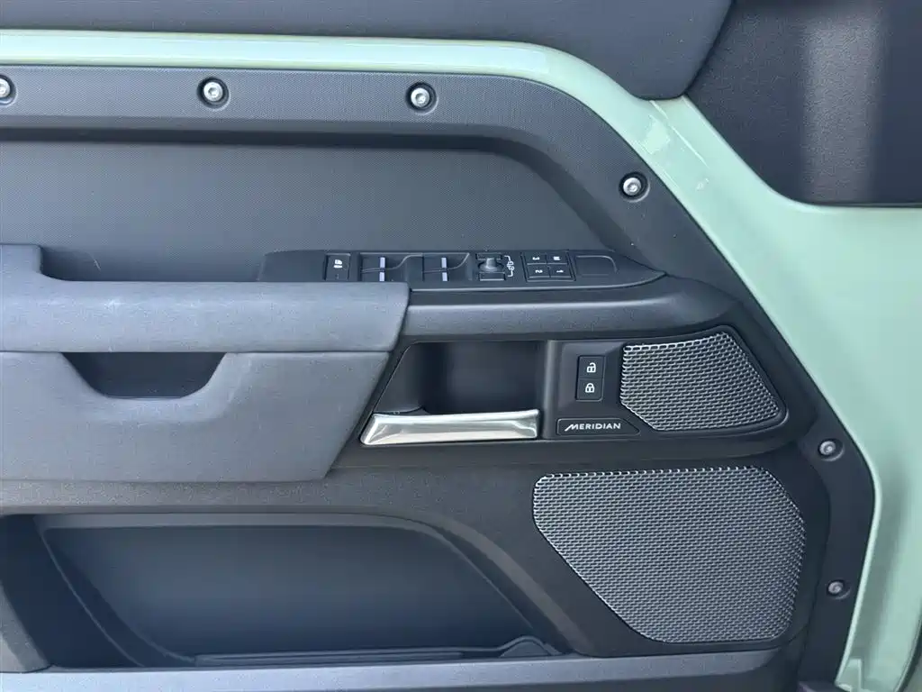 Land Rover Defender 2023 — фото 14