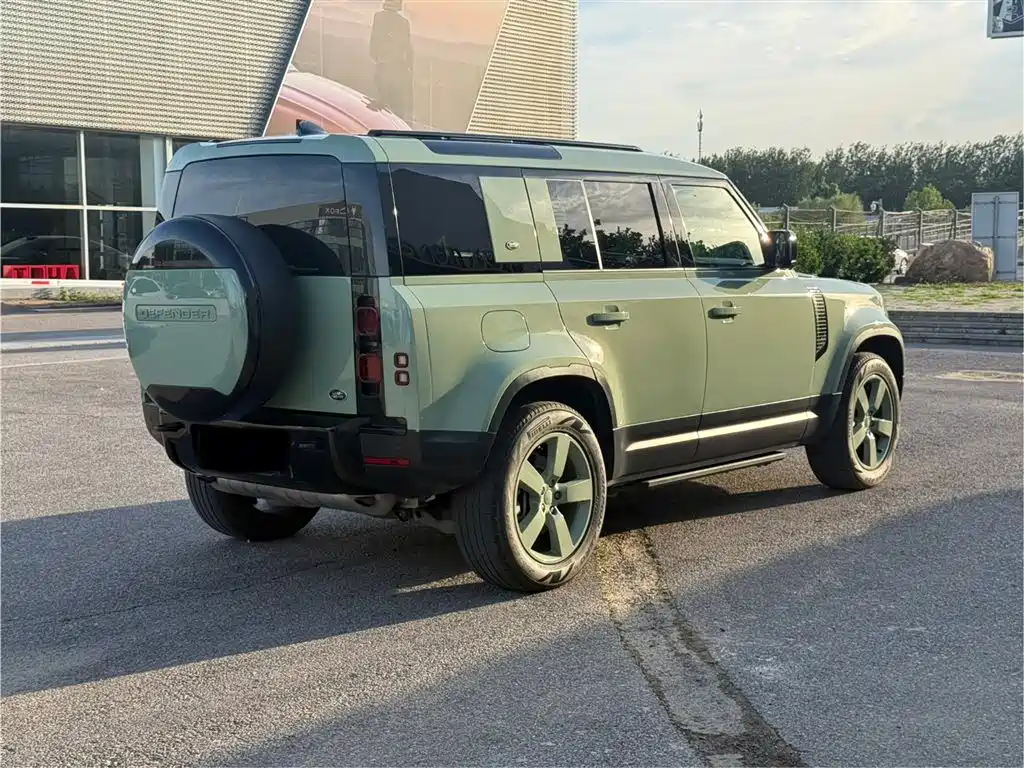 Land Rover Defender 2023 — фото 7