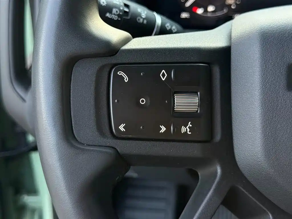 Land Rover Defender 2023 — фото 22