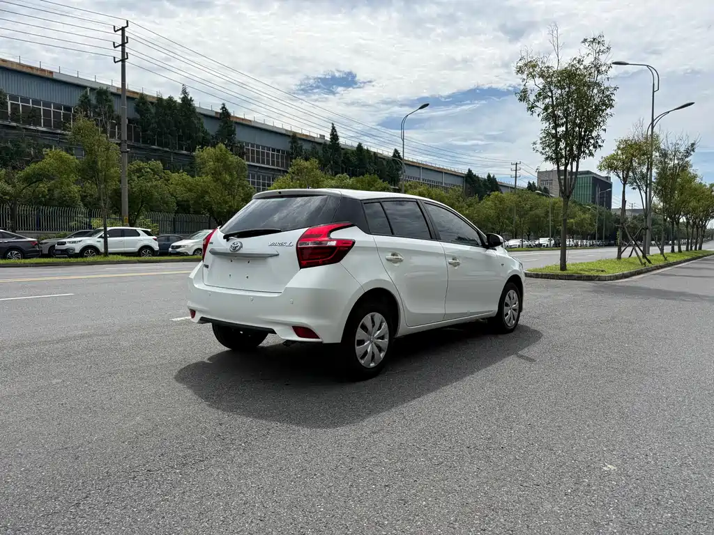 Toyota Yaris L 2021