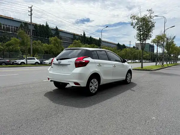 Toyota Yaris L 2021