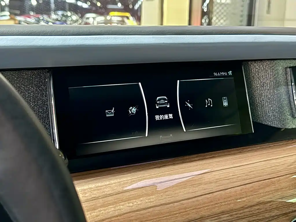 Rolls-Royce Phantom 2020 — фото 12