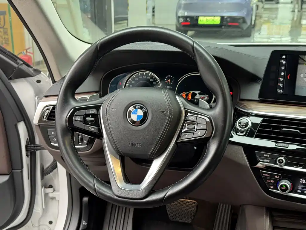 BMW 5 Series 2018 — фото 14