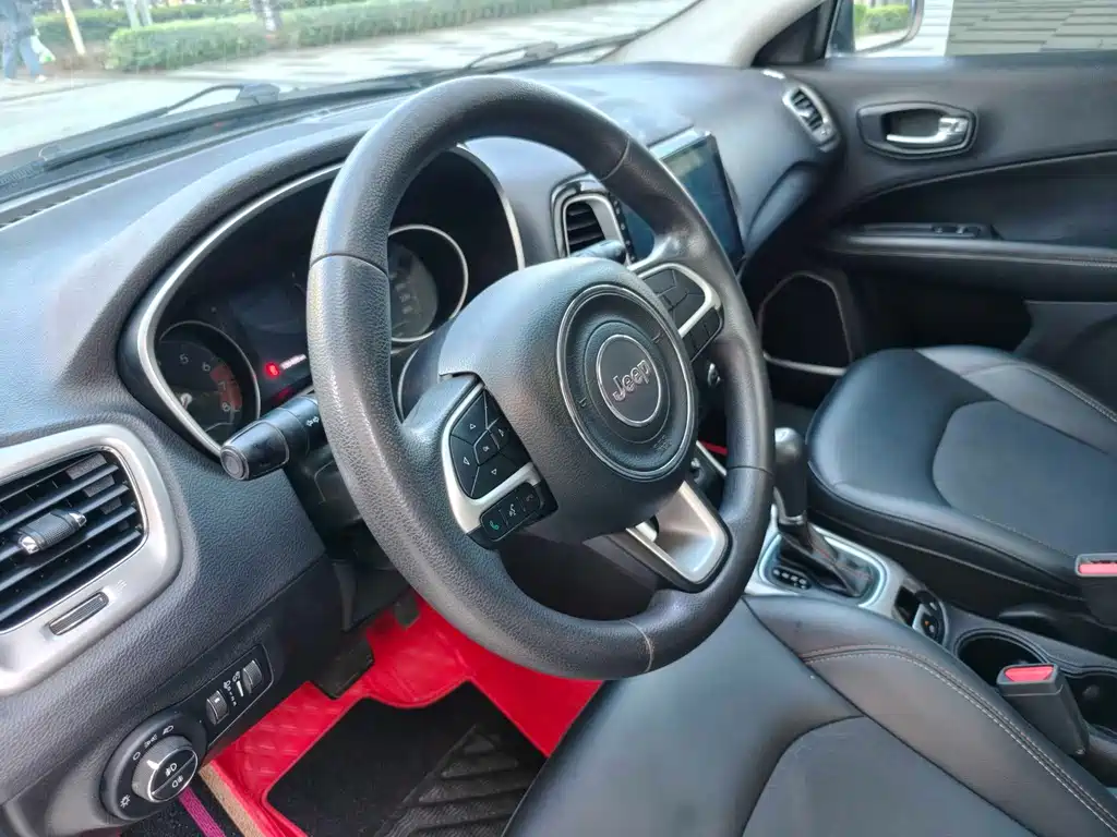 Jeep Compass 2018 — фото 10