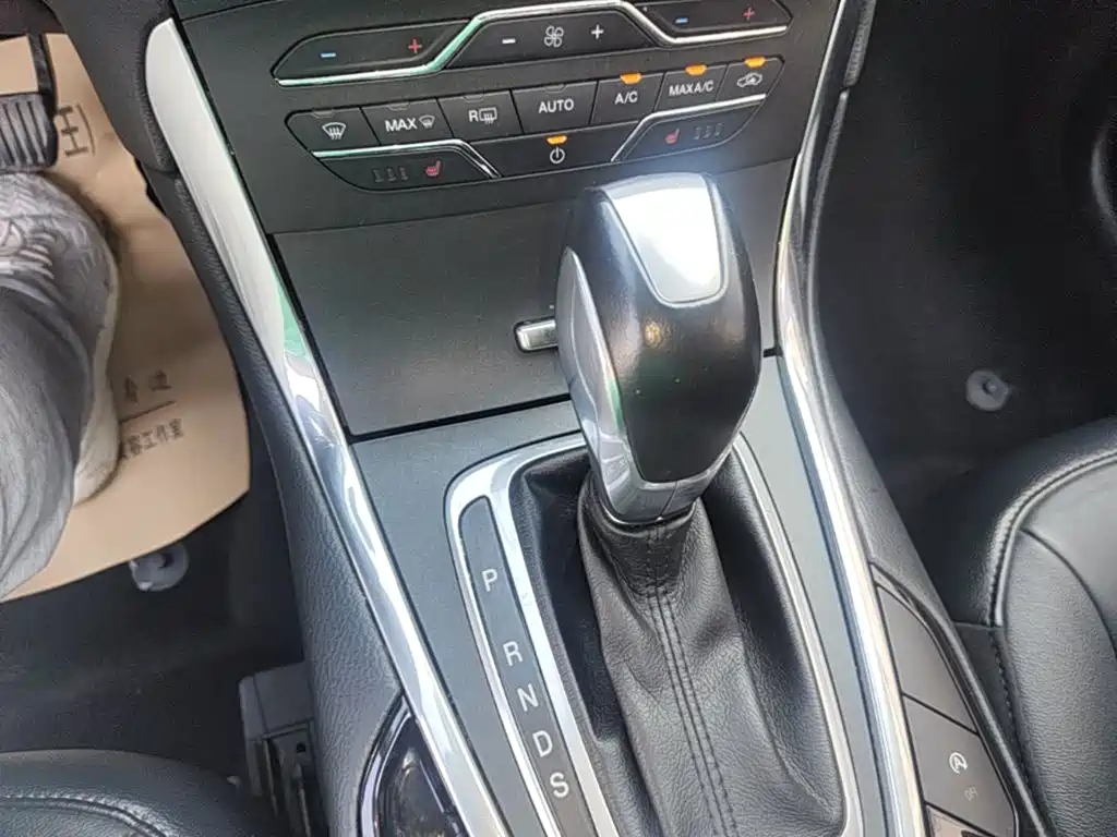Ford Edge 2018 — фото 10