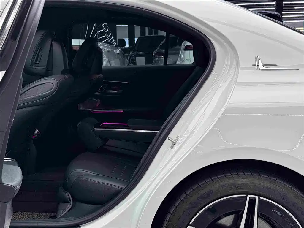Mercedes-Benz C-Class 2024 — фото 9